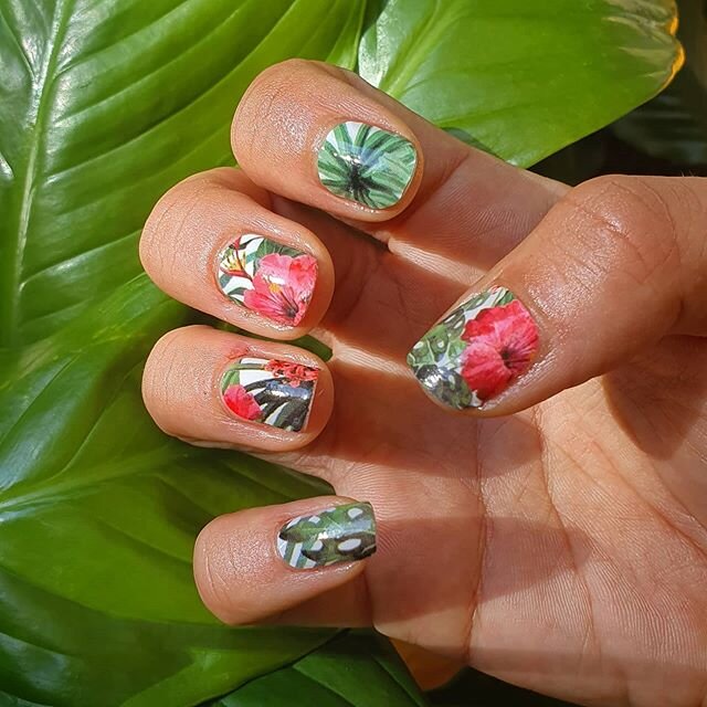 Tropical nails.. why not? 🌴🍹 Thank you @caylajade for the fun nail stickers! 😍