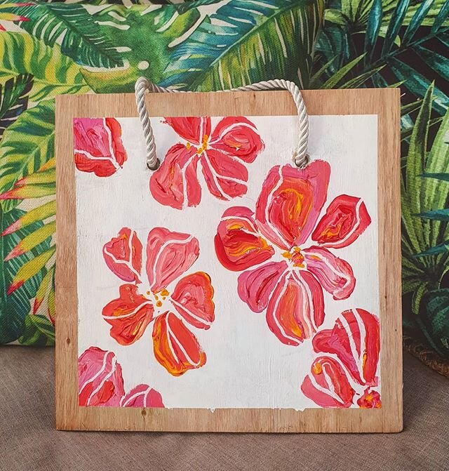 I love this surprise gift from my bestie @jess_ridolfi ❤ hand-painted on wood. It goes so well in this tropical-themed home 🌴 love you so much!!! 😘 #art #30th #tropical #handpainted #jessridolfi