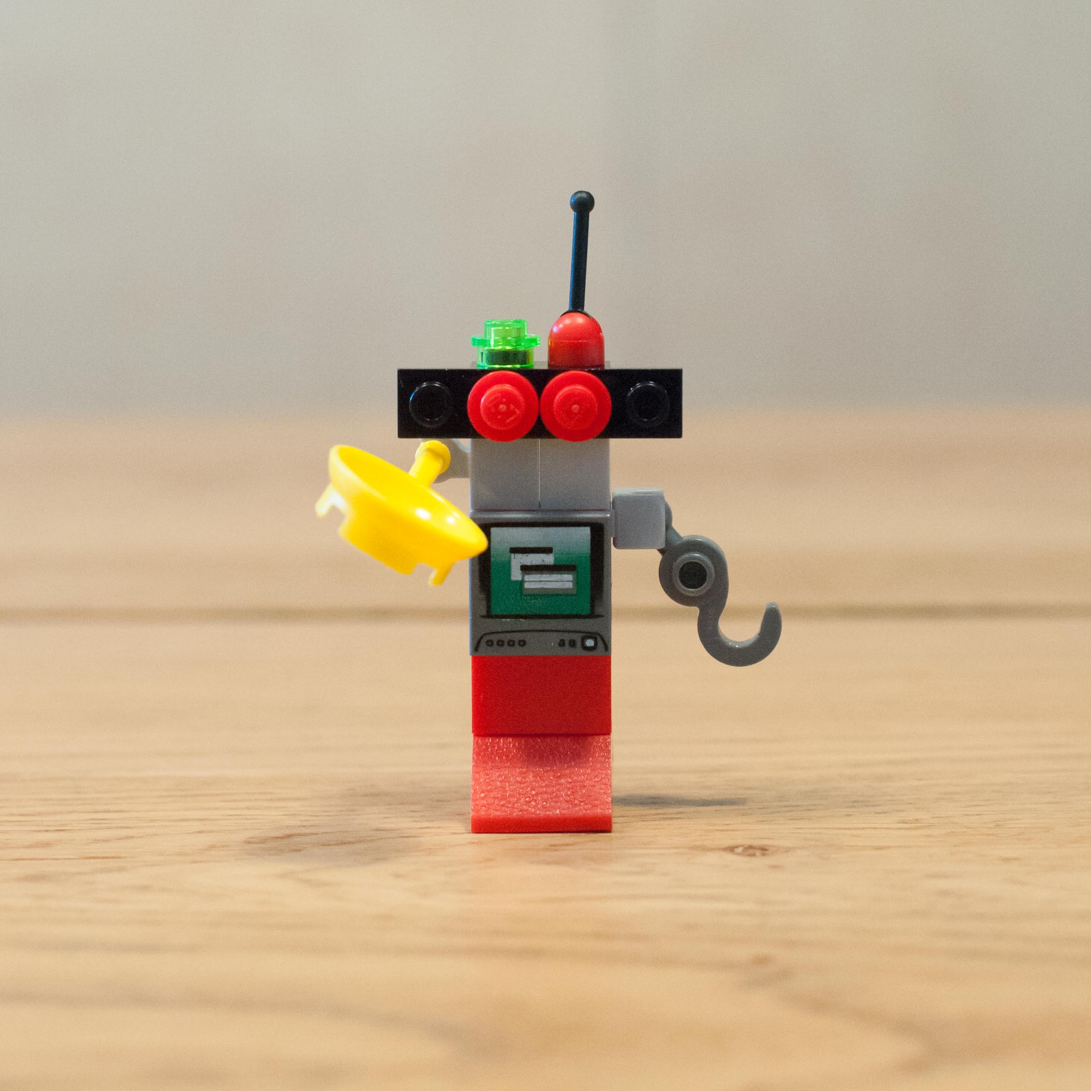 This helpful washing up robot take over from Mummy when she's had enough of cleaning dirty dishes!