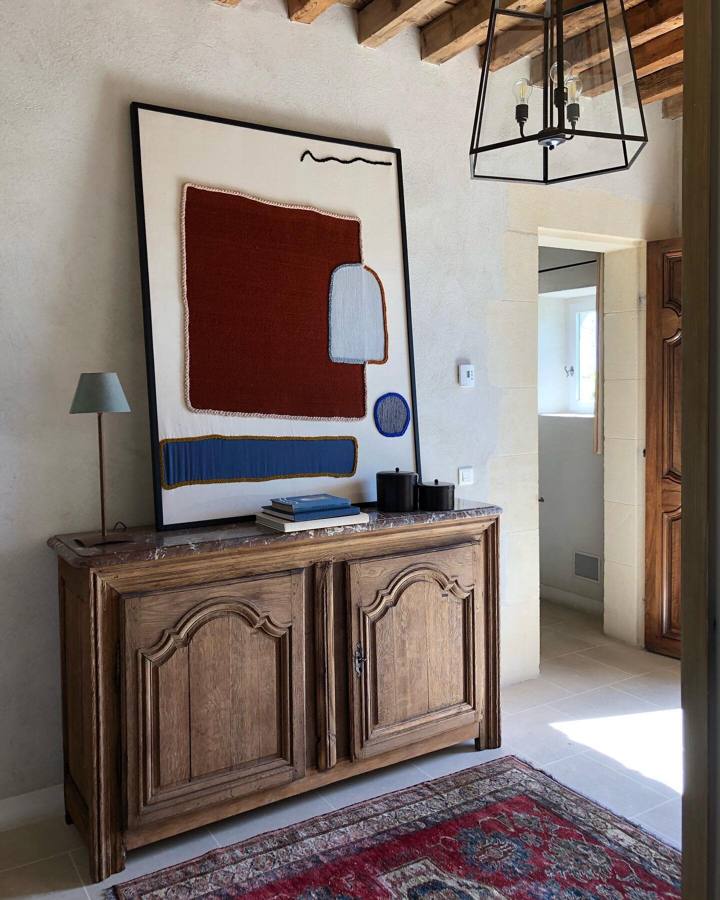 Enjoyed dressing this French entrance with a mix of contemporary and antique designs. Feeling a lot of love for textile art. Interiors @schillerbeynoninteriors #sourcingantiques #contemporaryart #interiordesign #provenceinteriors #hallwayinspo #texti