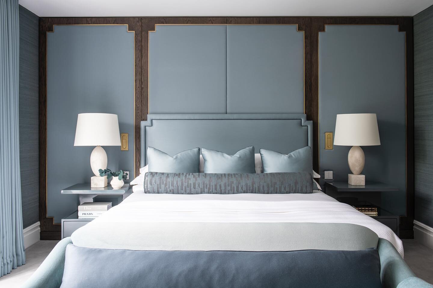 Tranquil mood vibes with these calming blue tones on repeat. 
Interiors @schillerbeynoninteriors Photography @jodystewartphotography Architecture @shapelondonarchitects  #interiordesign #masterbedroom #luxury #luxurylifestyle #upholstery #bedroom #be