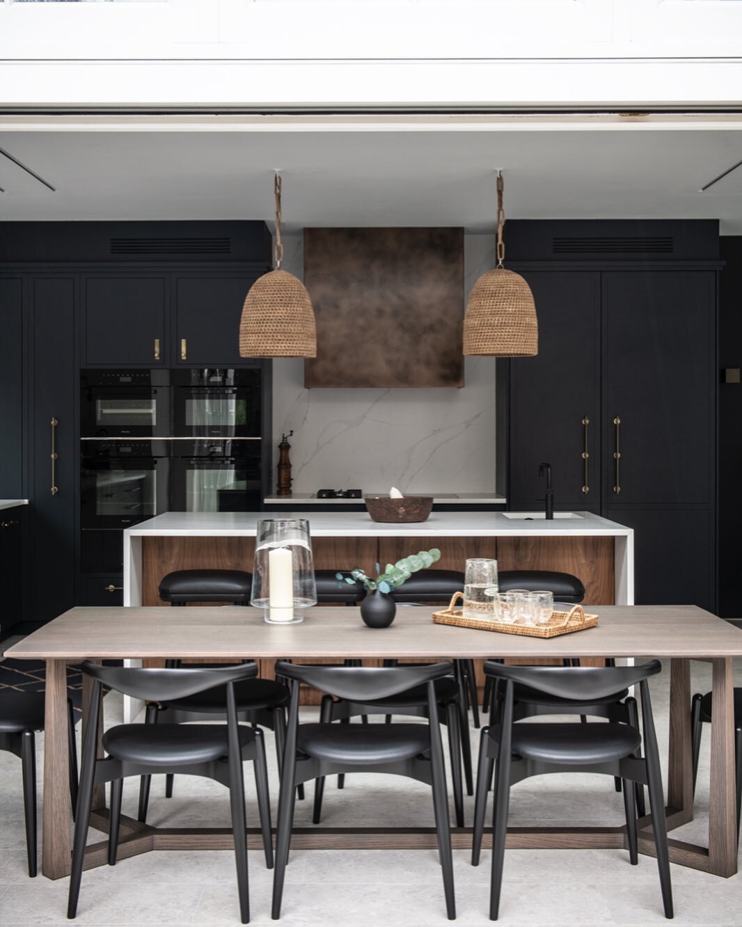 We love the symmetry in this Hampstead kitchen lining up beautifully. Wood, metal, brass and woven natural rope detail on the lighting creates an interesting range of finishes for this contemporary space. .  Interiors @schillerbeynoninteriors archite