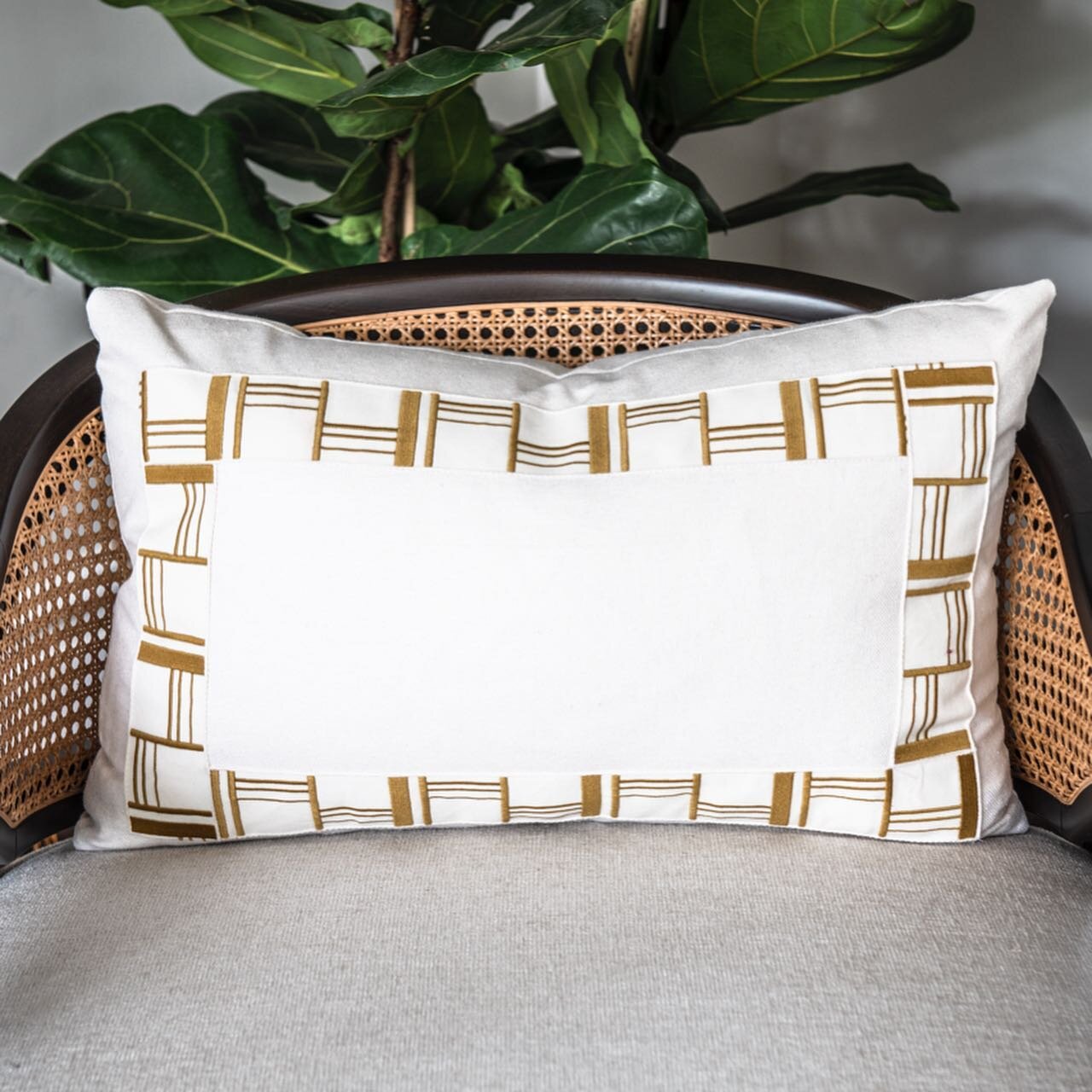 We love designing details, with  scatter cushions being one of our favourite room accessories to invest thought on. Selecting these beautiful fabrics and decorative trims had us swooning over our morning cuppas. Swipe to see the raffia edging on thes