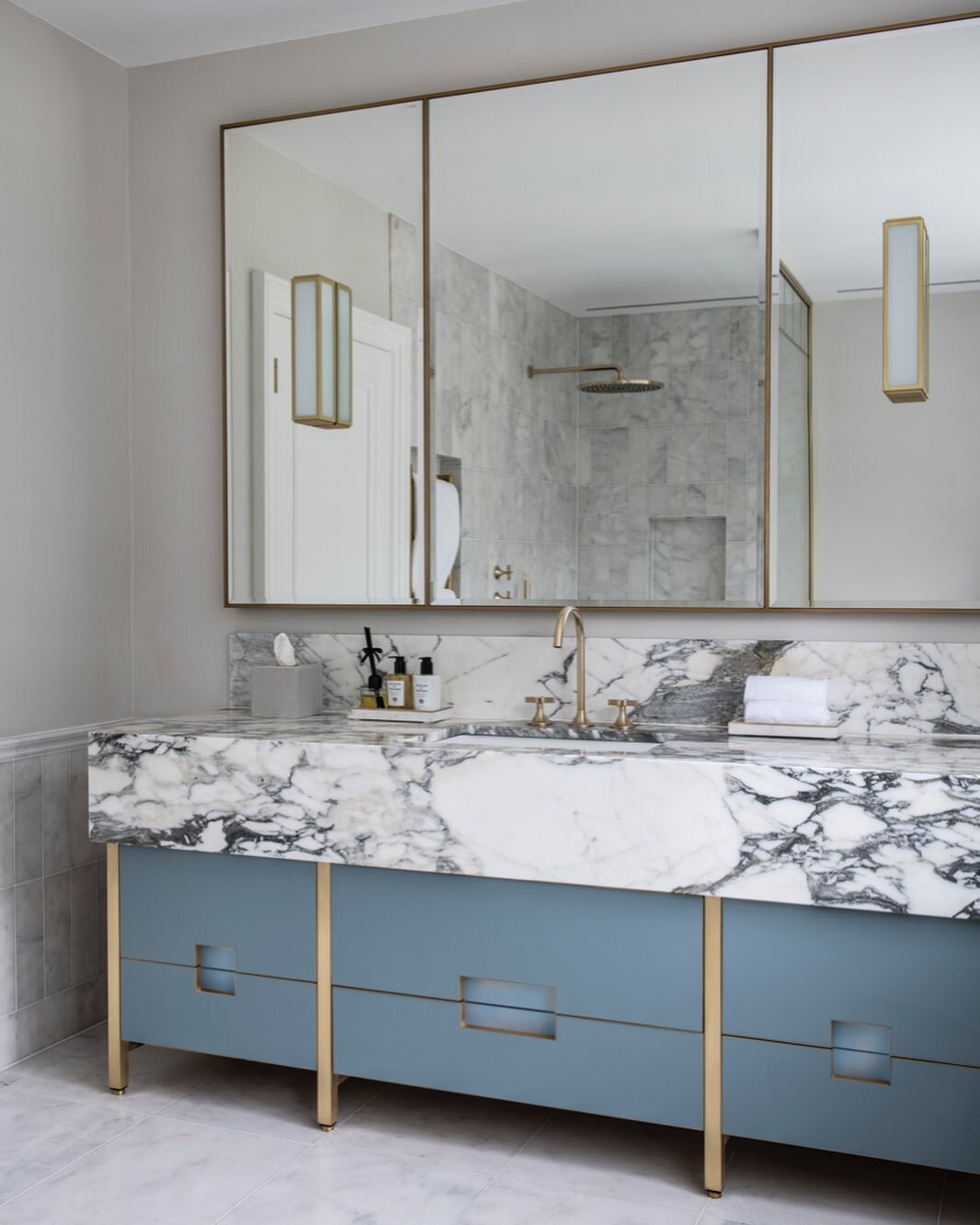 Amazing arbascatto marble proved a showstopper in this recent en-suite. As practical as we are playful with design, we created this vanity with maximum storage in mind too 😉. Photo by @jodystewartphotography  #bathroom #bathroominspo #marble #vanity