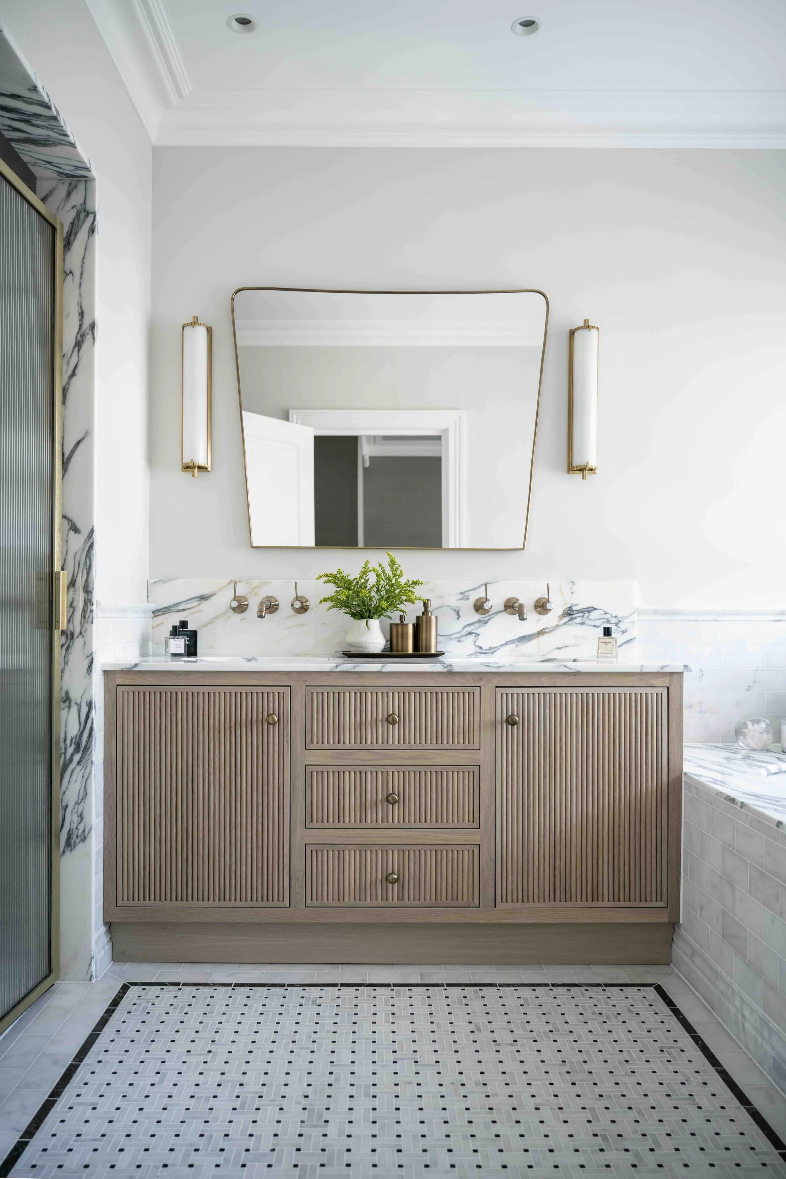 Primary Bathroom 01.jpg