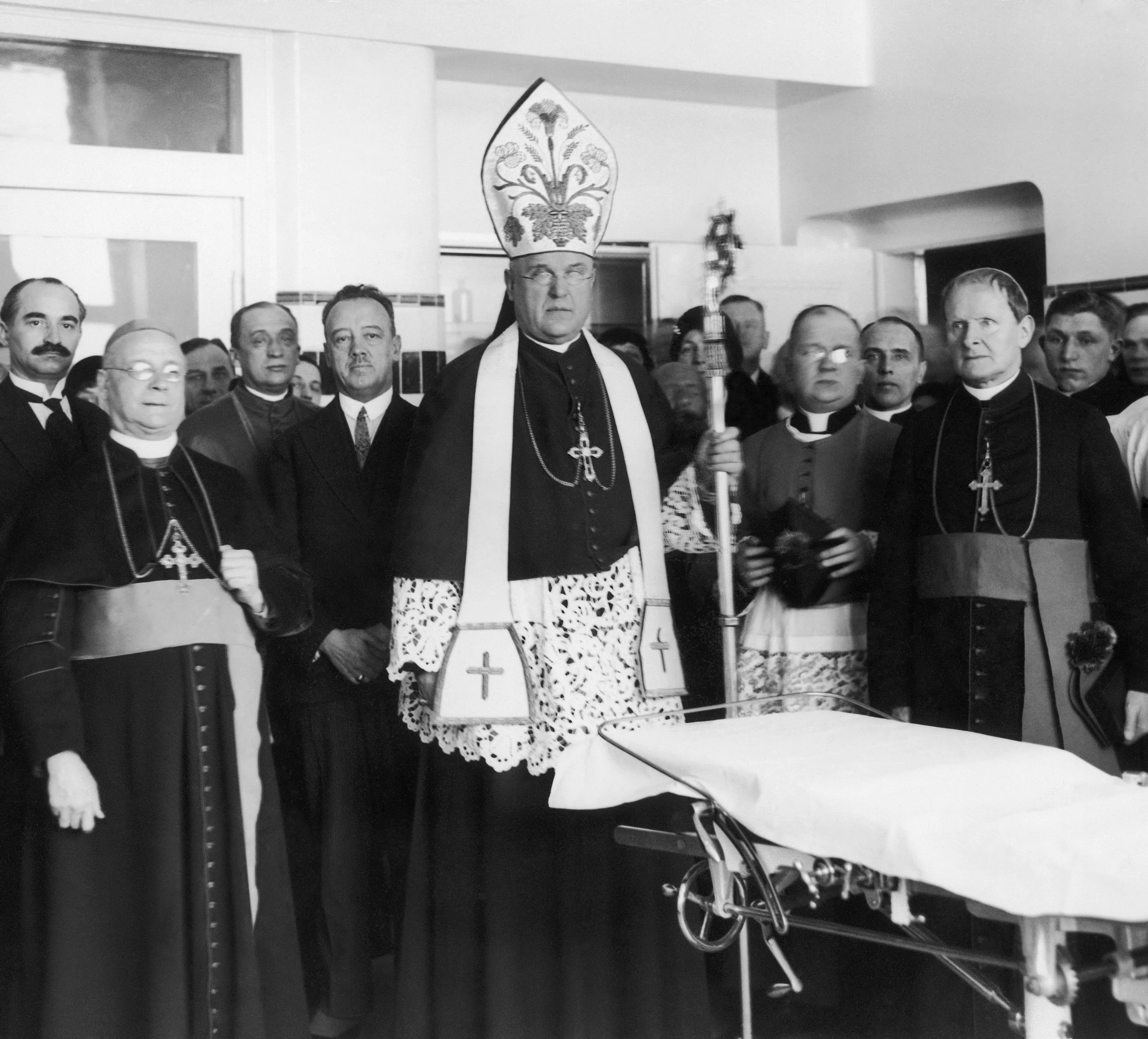 Poświęcenie Szpitala 30.01.1931r. Od lewej do prawej → Zwiedzanie Budynku, Kardynał Aleksander Kakowski, Biskup Antoni Szlagowski, Nuncjusz Francesco Marmaggi, Prezydent Warszawy Zygmunt Słomiński