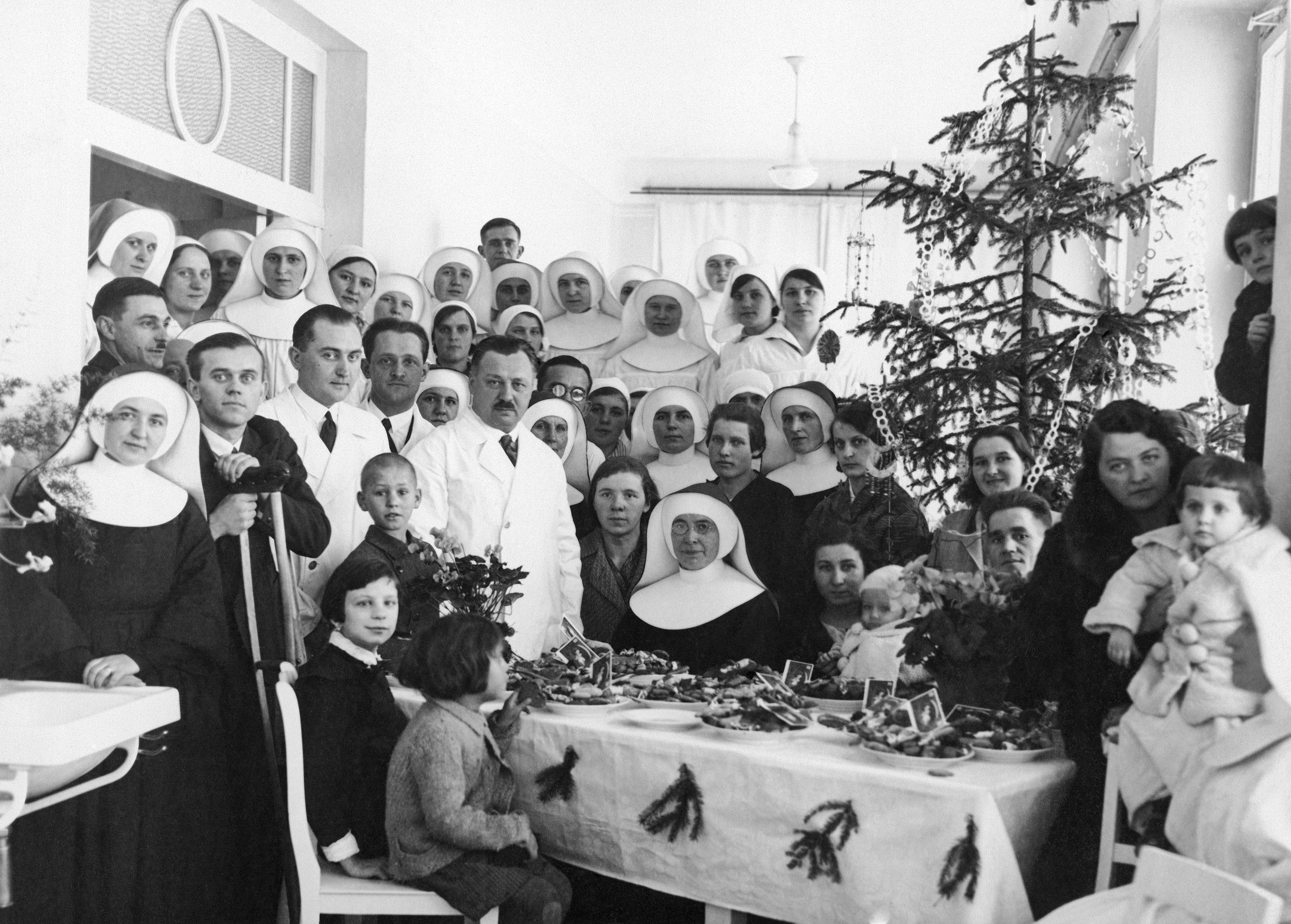 Spotkanie Mikołajkowe w Szpitalu 23.12.1931r. Dyrektor Szpitala Dr J. Zaorski, Pierwsze Siostry, S.M. Ludwika Opertowska, S.M. Dyonizja-Ceglewska, S.M. Stanisława Marciniak, S.M. Urszula-Wilkus.