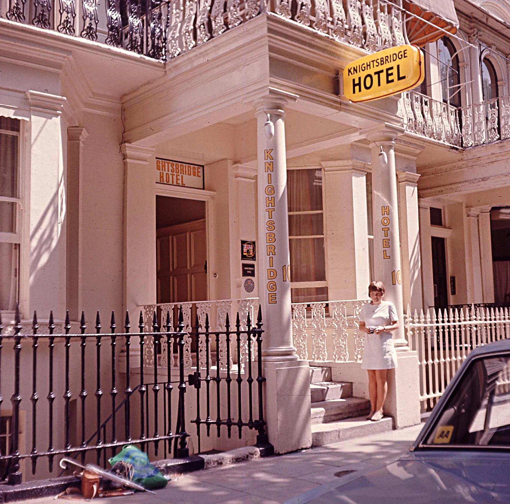 We found it! Anya plus clobber outside Polnareff's hotel.