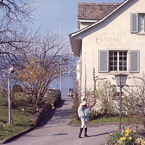 Chump outside the Ermitage. Fielding’s Travel Guide to Europe 1956/57: “Top honors go to Seiler's Ermitage — one of the 2 greatest restaurants of Switzerland. Lovely lakeside country-house situation at Kusnacht-Zurich.”