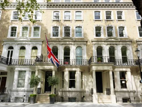 The Knightsbridge Hotel today (still with the Union Jack). Rates were 40 shillings for a single room, 60/- with a private shower and 70/- with a private bath. Now rates start at £270 a night.