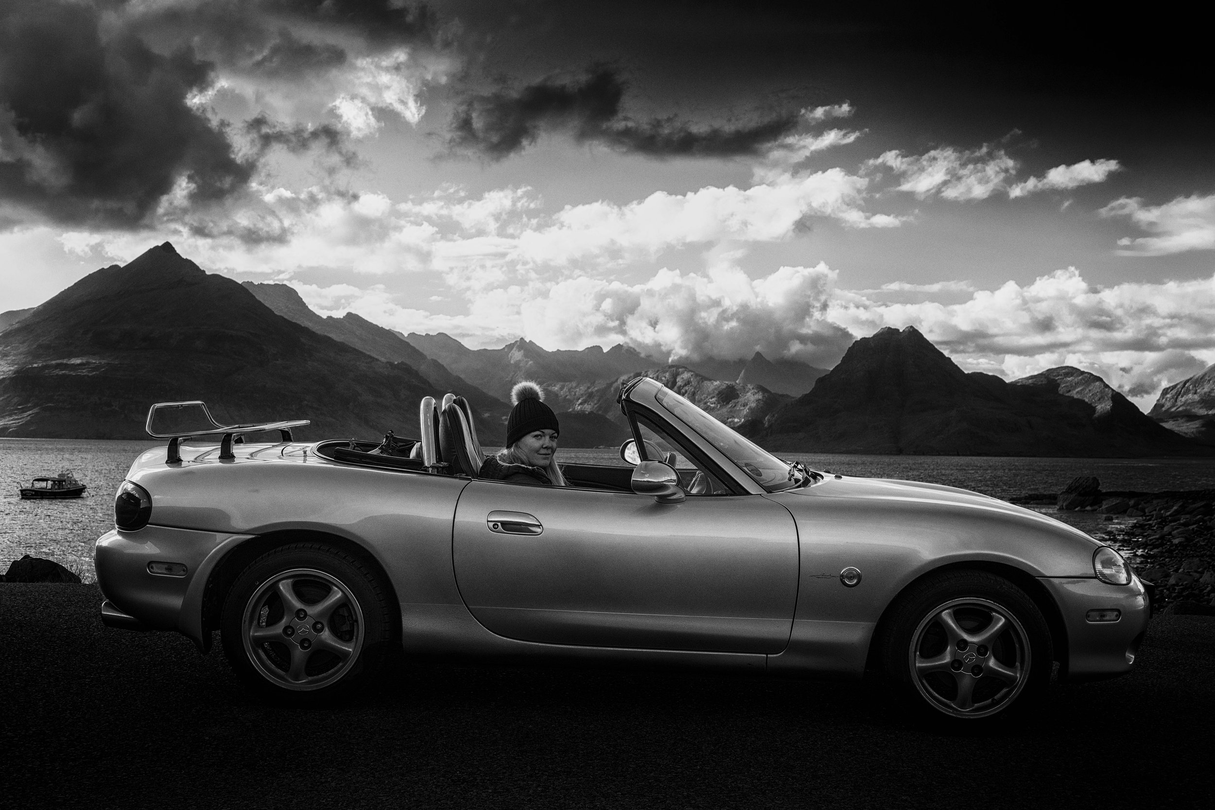 Helen w MX5 at Elgol 5mb-.jpg