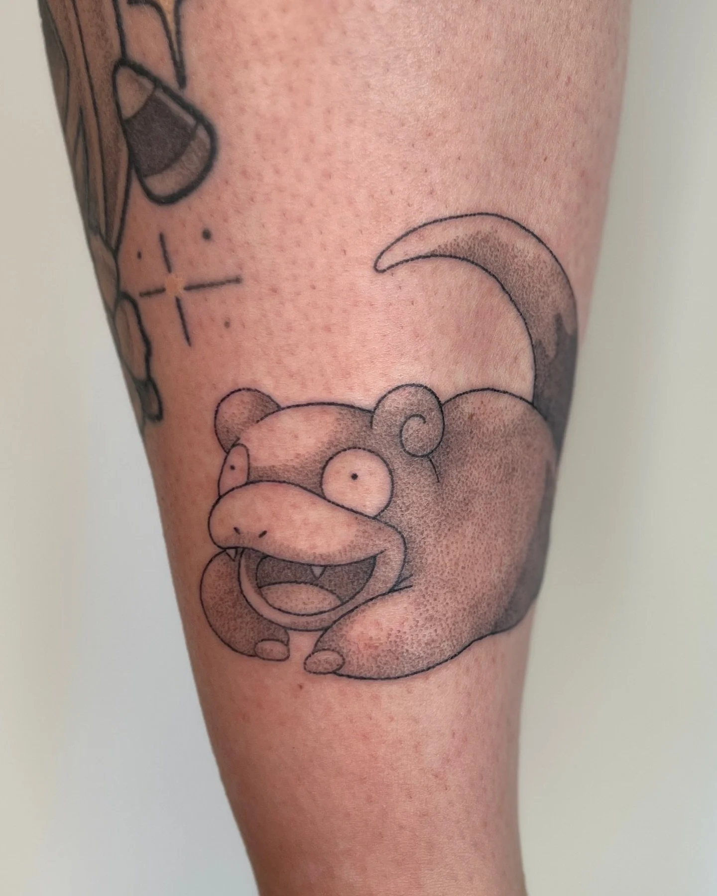 From our Transplants fundraiser from last year, Taylor won a free custom piece! And they chose Slowpoke!! 
First pokemon tattoo 😌
#handpoke #stickandpoke #pokemontattoo #slowpoke #chicagotattooartist #handpokedtattoo #qttr