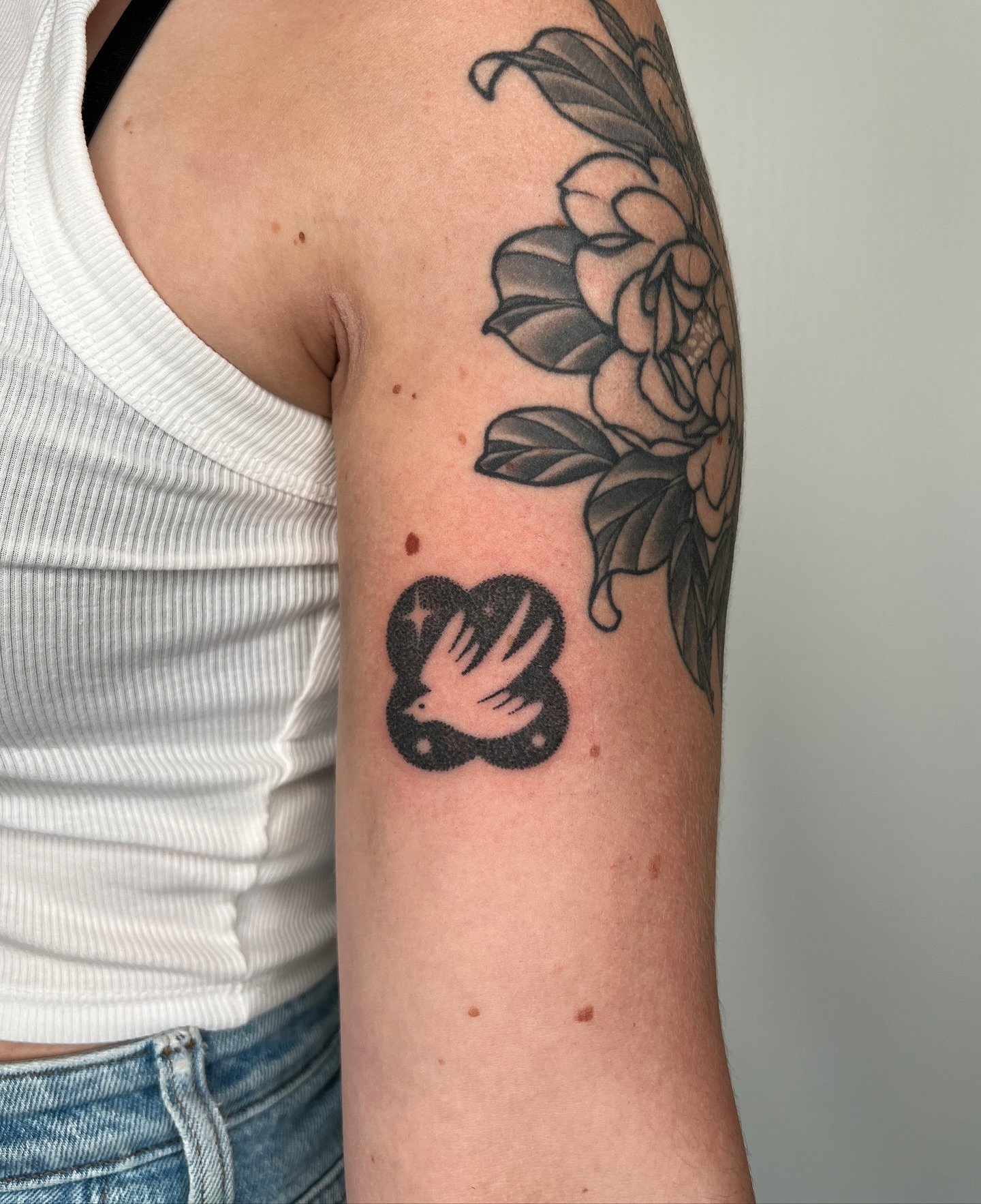 Good luck charms from Friday the 13th 😌
#handpoke #stickandpoke #handpokedtattoo #ornamentaltattoo