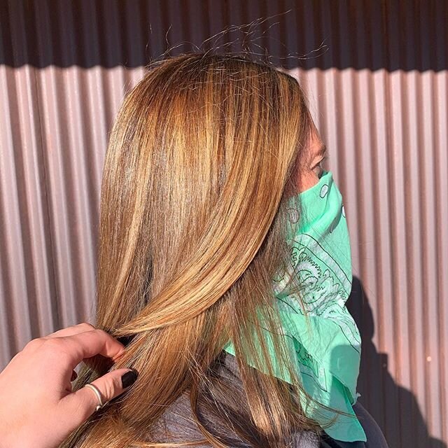 It is hot out today. ☀️Like 80 degrees hot! 
So here&rsquo;s some haircolor that is 80 degrees of hotness 🔥🔥🔥
by ms @zoe.worthen.stylist 
#nofilterhaircolor #blondebalayage #blondehighlights #keunehaircosmetics #keunehaircolor #keuneultimateblonde