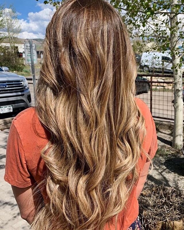 If you saw our post yesterday about our new stylist Zoe, and thought, yeah but can she do hair!? Boom. Now you know. 
Hair by @zoe.worthen.stylist 
#nofilterhaircolor #blondebalayage #blondehighlights #layeredhair #mountainhair #crestedbuttesalon #ke