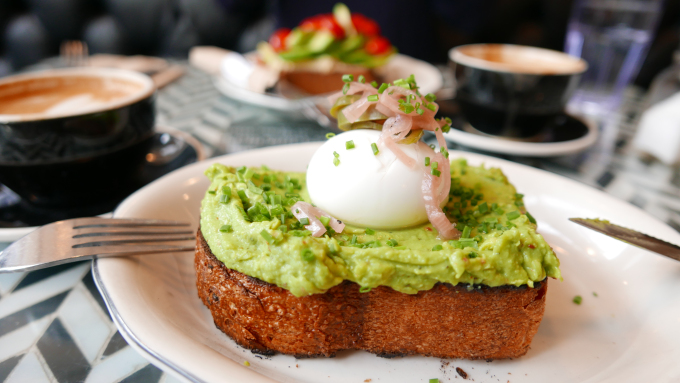 Den perfekta avocadomackan på jane on Larkin i San Francisco