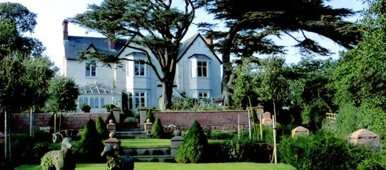 wollaston lodgeWollaston Lodge is the closet rental to us. A beautiful boutique lodge offers a whole house rental (special for Stanford guests) for £2400 for 21 guests from Fri 3pm - Sun 12 noon with hot tub