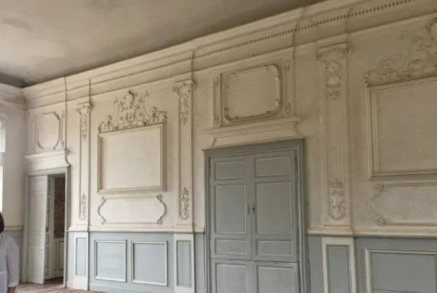 The original decorative details in Château de Cerons
