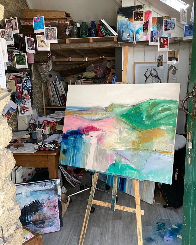 A little peep into my studio - a big painting in progress - I&rsquo;ll show you when it&rsquo;s done! Torn between painting and outside today... 😎
.
.
.
.
.
.
.
#peep #artstudio #workinprogress #wip #ontheeasel  #originalart #abstractpainting #art #