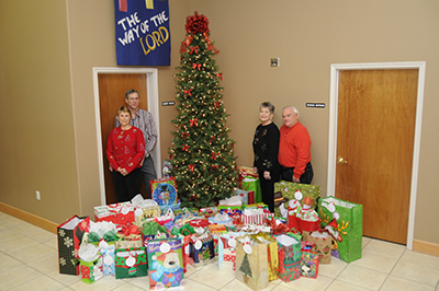 2011-12 Cmas Tree Gift Kids JFB_8777.jpg