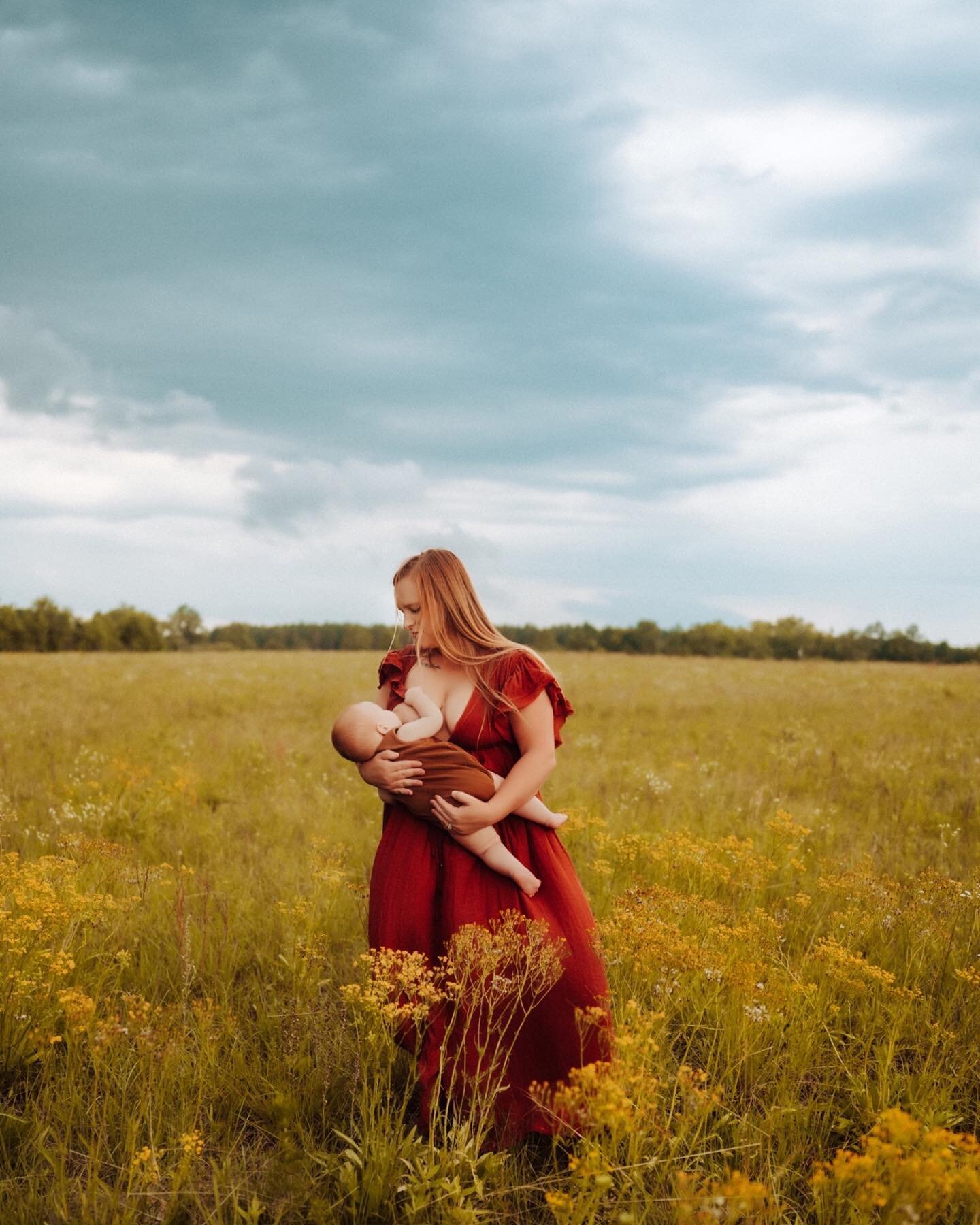 If you needed a sign that you should book a nursing session with your babe&hellip;. Here it is 😍 Scroll to the end to see the picture I did of her with her first little nursling 6 YEARS AGO! So thankful for my return clients. My favorite part of thi