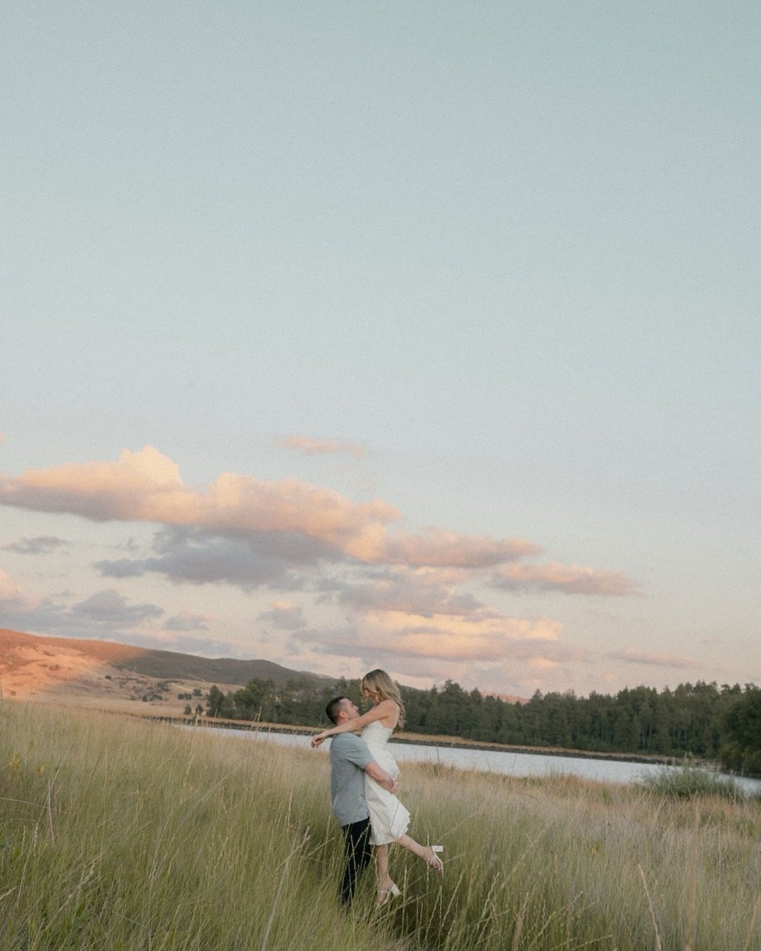 Sweet love in a field with these two @alex_amela @coryelarson ✨✨✨✨
.
.
.
.
.

#sandiegoweddingphotographer  #vogueweddings  #weddingphotoinspiration #thewed #sandiegoweddings