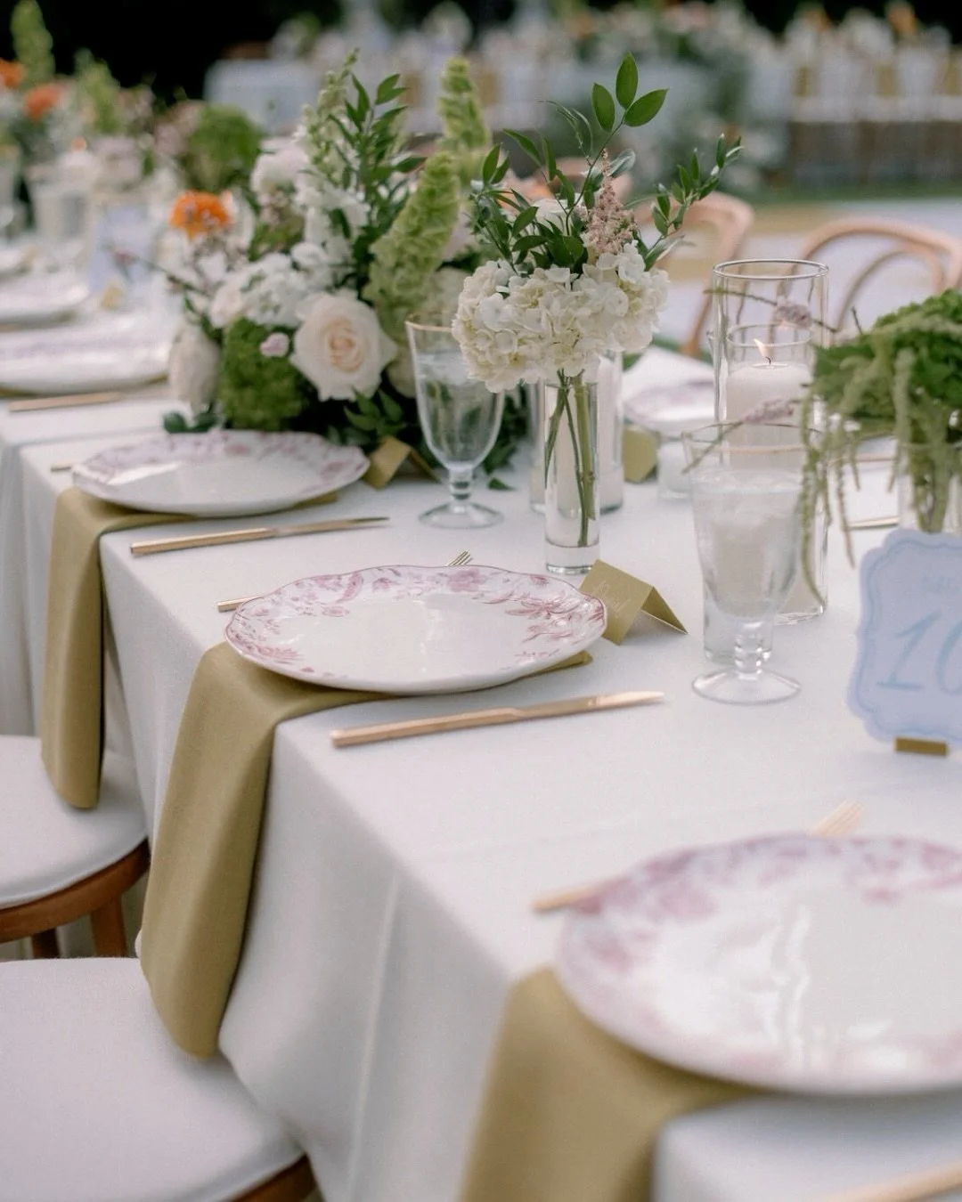 Currently editing this gallery and had to take a moment to share some gorgeous details. 🤍@amandaolsonm @tomathan.d 
.
Planning and Design @loujunedesigns 
Venue mclaughlinestate
Florals @flowers.etc.events 
Rentals @sigpartyrentals @tmmprorental 
Co