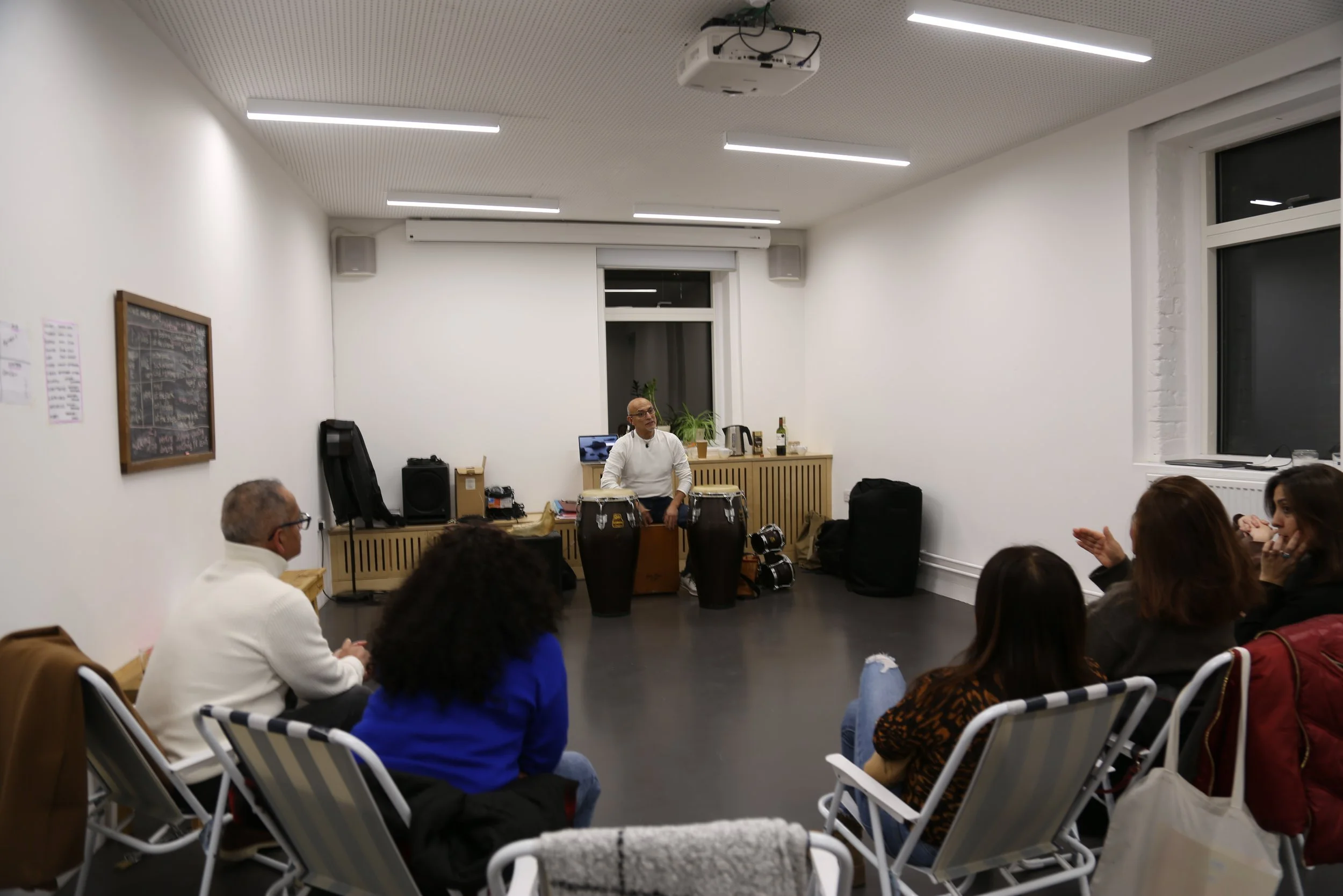  Lección de percusión con el músico Kieffer Santander. 