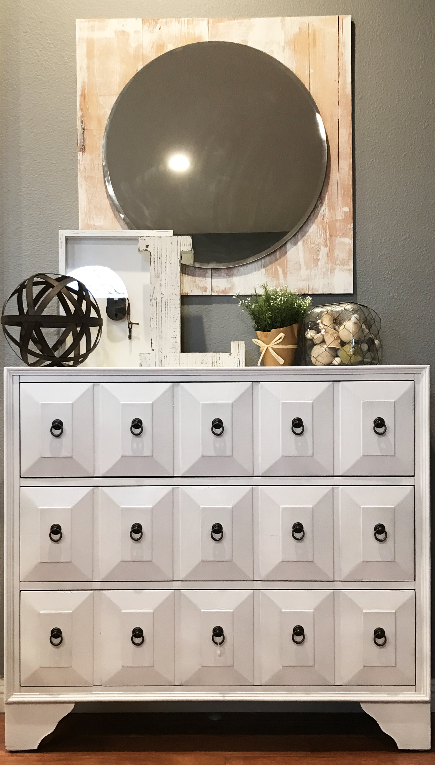  The mirror above the dresser is one of my favorite pieces in the Luna home.&nbsp; 