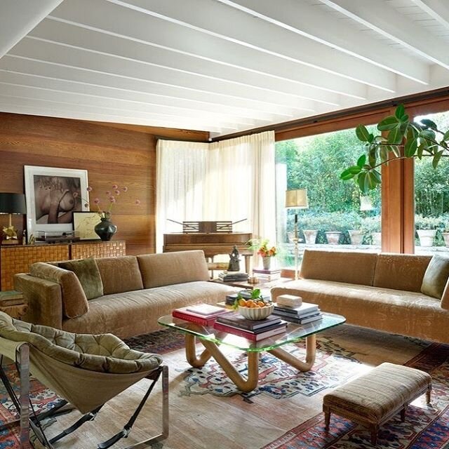 Just a little inspiration this Monday from Dakota Johnson&rsquo;s stunning home. The mohair sofas are a dream! 😍😍😍