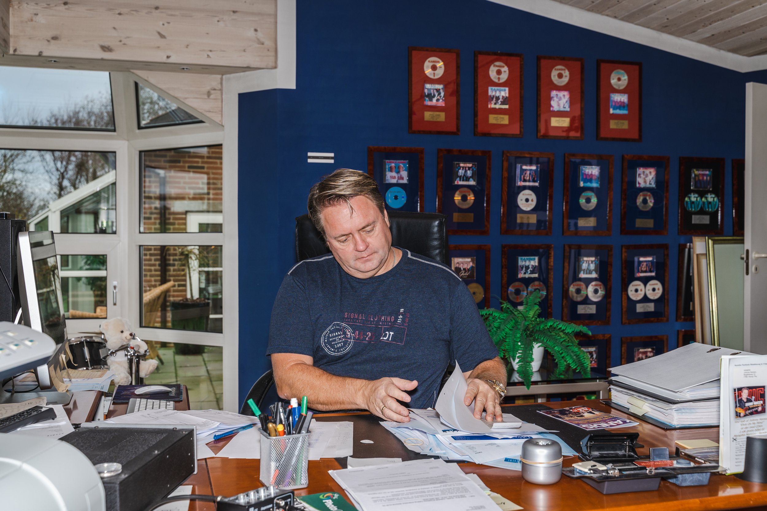 Johnny Hansen from Kandis at home by his desk, assignment for LEV