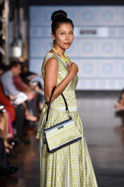 6 Marisol+Deluna+NYFW+Runway+Show+XezsCCSMSkXl.jpg