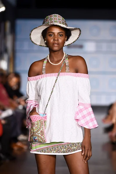 10 Marisol+Deluna+NYFW+Runway+Show+4FVeyU_F7WMl.jpg