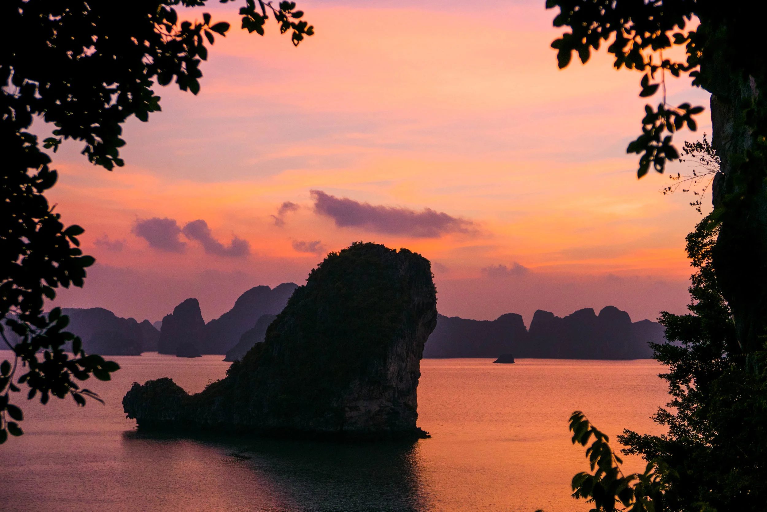 bai tu long bay - vietnam.jpg