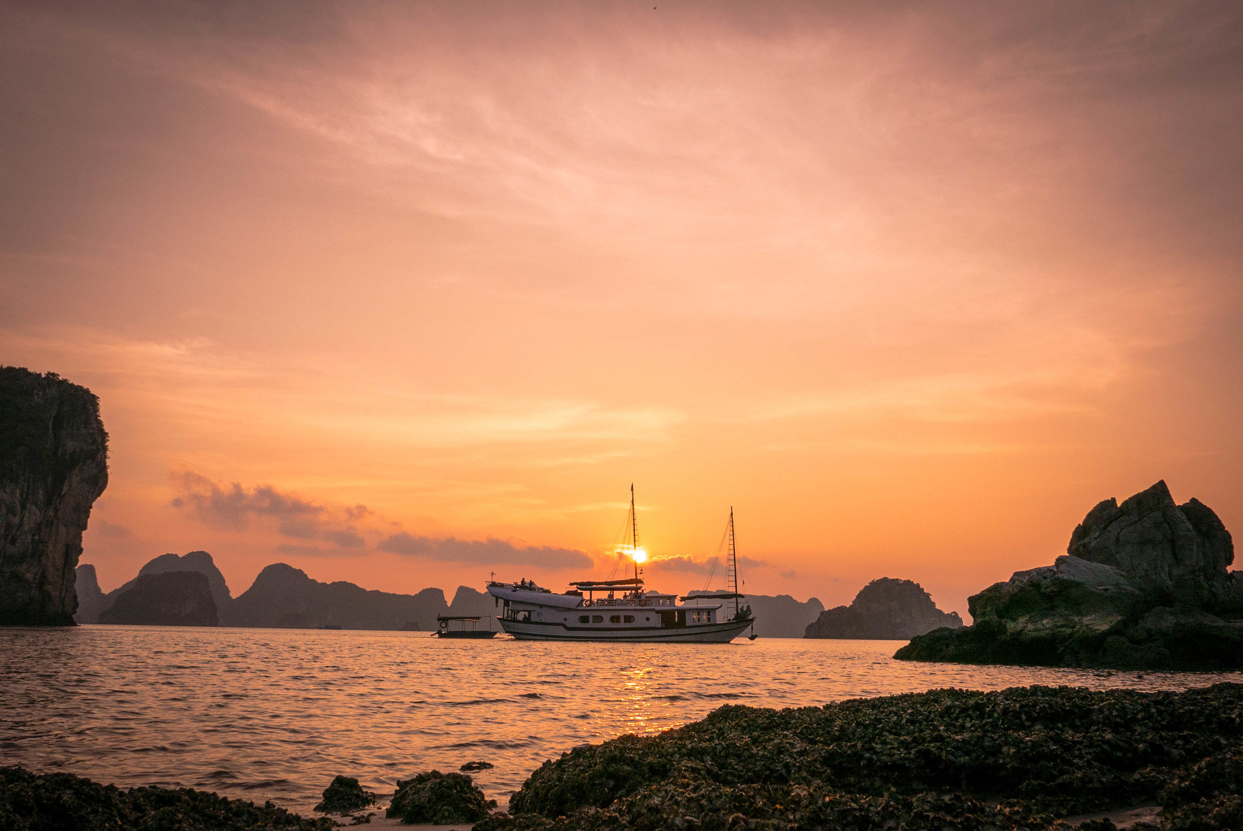 Vietnam Bai Tu Long Bay Sunset.jpg