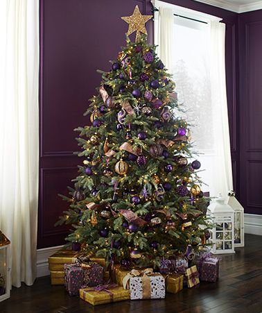 I have to be honest - I am not usually a fan of Christmas trees that are decorated in unconventional holiday colours. I find they can appear tacky and distasteful. But this tree decorated by Christine Dovey for Canadian Tire's 2016 Christmas campaign is absolutely beautiful and elegant.