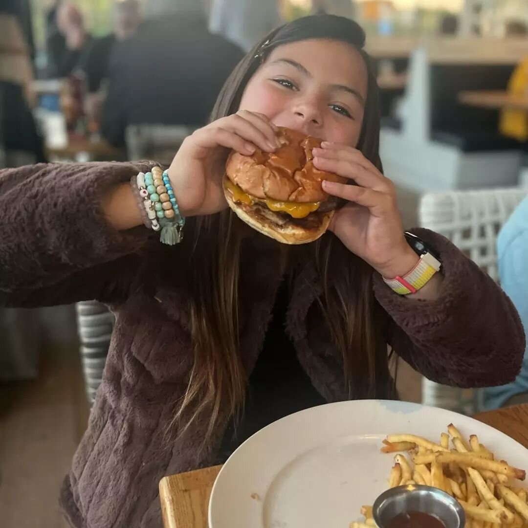 That moment when you bite into a cheesy burger for the first time 😋

#danapoint #oceats #eatthis #ocfoodie #ocevents #danapointharbor #ocmoms #whatsforlunch #seafoodrestaurant #foodlifestyle #coastalkitchen #coastalkitchendanapoint #insiderfood