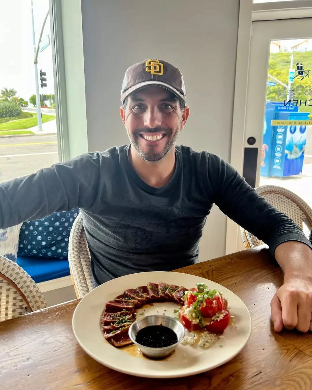 🚨🚨 This is not a drill! National Seafood Month is HERE&nbsp;🚨🚨 

🐟 Seared #1 Ahi Tuna&nbsp;|&nbsp;mixed greens, mango, tomatoes, red onion, avocado, sesame seeds, house vinaigrette

#coastalkitchen #danapoint #ocfoodie #ahituna #martini