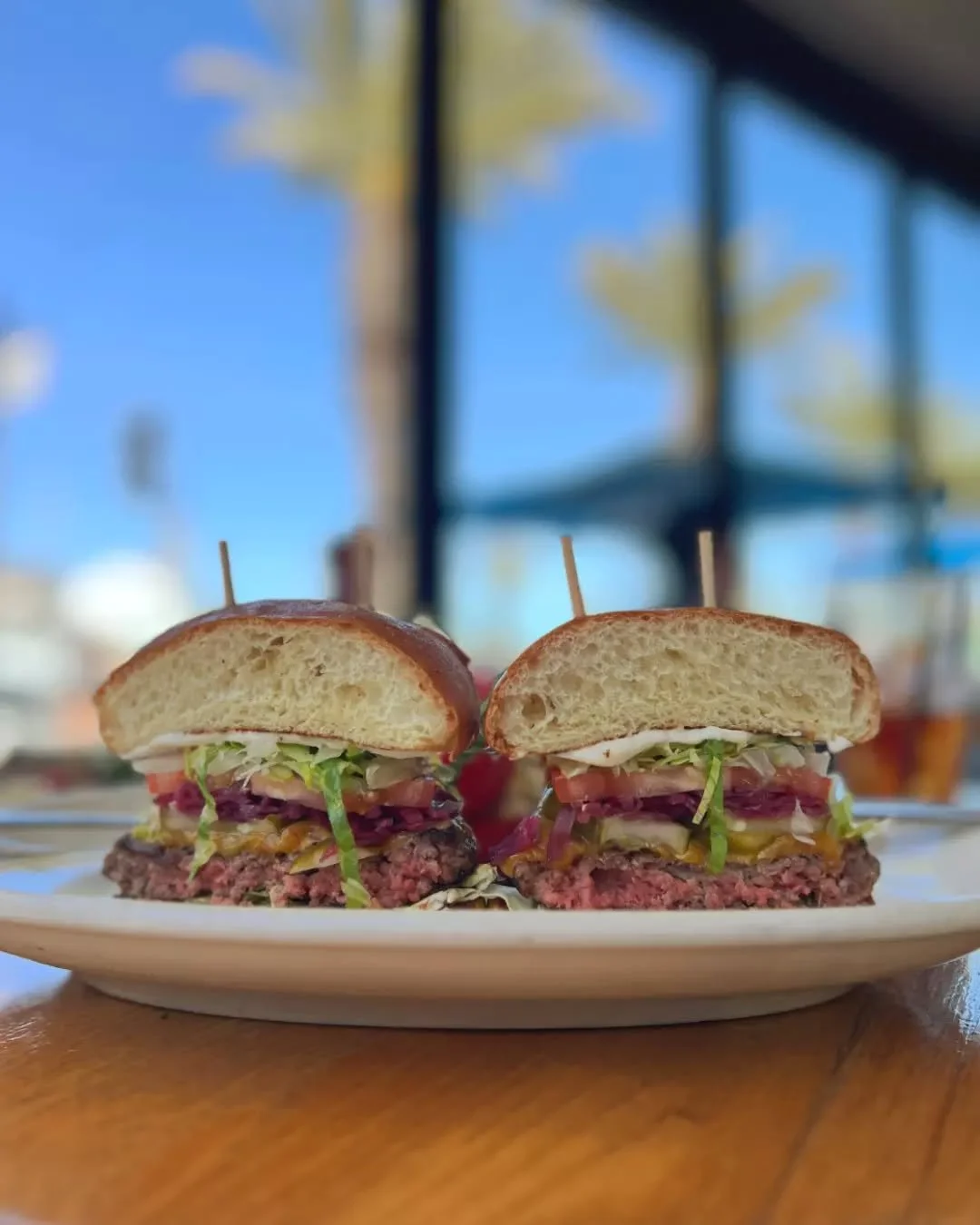 A burger this good is rare&hellip; well, actually medium-rare&nbsp;😉 

Cheeseburger |&nbsp;hickory sauce, mayonnaise, pickled red onions, cheddar, lettuce, tomato, pickles

#coastalktichendanapoint #coastaleats #cheeseburger