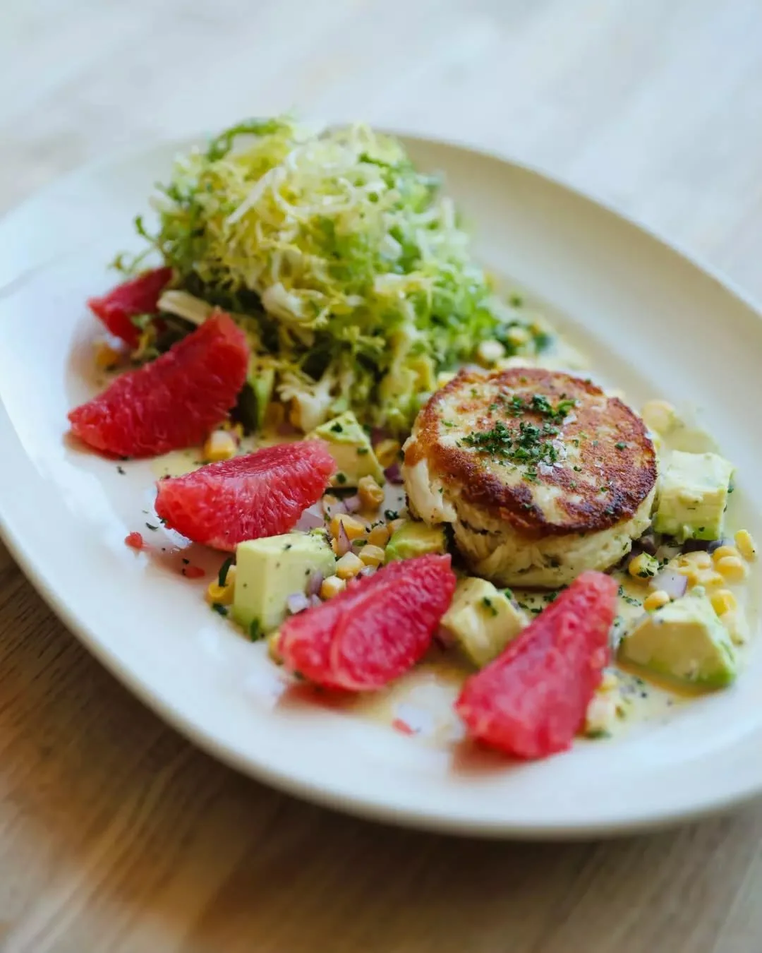 Keeping it light but never boring is what we do best&nbsp;🥗🦀

Crab Cake Salad&nbsp;|&nbsp;Jumbo lump crab, Ruby Red wedges, avocado, red onion, corn, champagne vinaigrette

#coastalkitchen #crabcakesalad #danapointeats