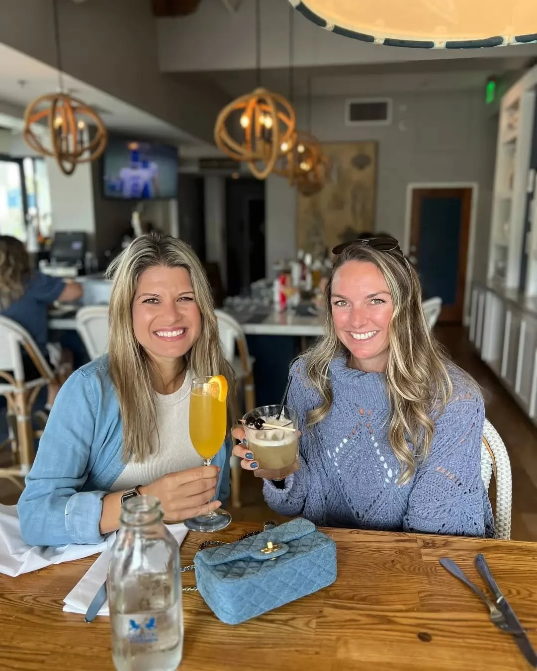 Clink first, responsibilities laterπ₯
#coastalkitchendanapoint #cocktails #oceats