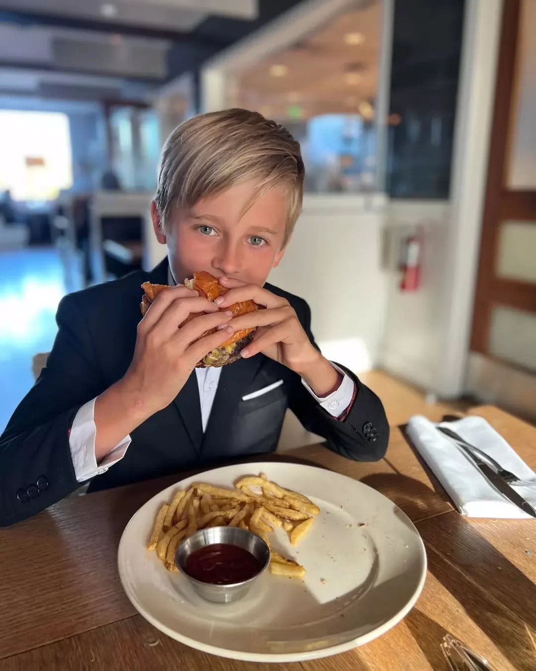 Monday mood:&nbsp;👔🍔

#coastalkitchen #burgers #monday #danapointeats