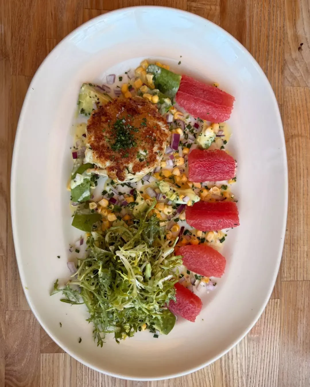 We know what it takes to make a salad great! 🥗

Crab Cake Salad┃Jumbo lump crab, Ruby Red wedges, avocado, red onion, corn, champagne vinaigrette

#CoastalKitchen #DanaPointEats #CrabCake