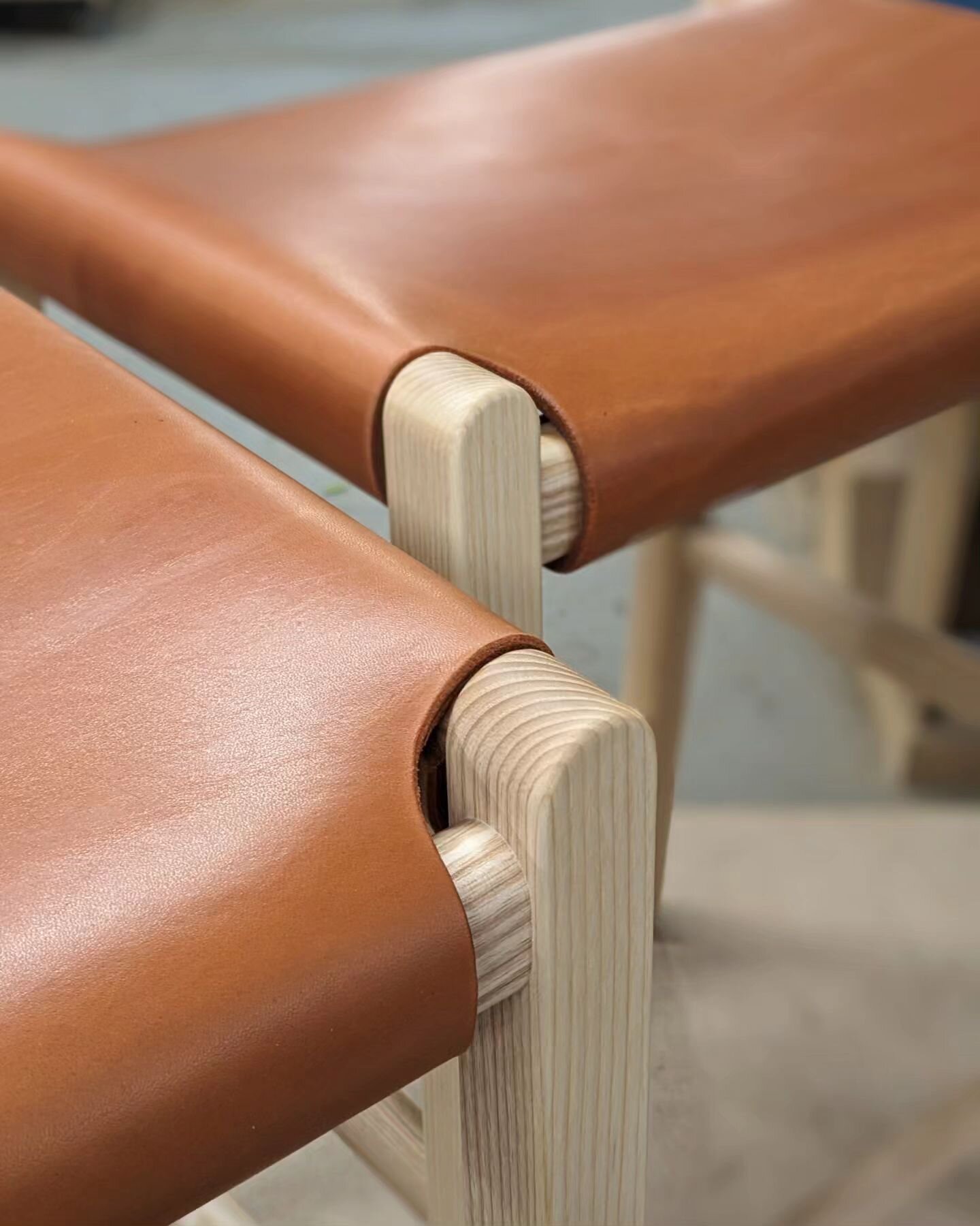 Heavy-weight harness leather freshly wet-formed over a pair of ash Saddle stool frames. In a couple of days these seats will be dry and really snug around the rails.
.
#woodworking #furniture #finefurniture #contemporaryfurniture #contemporarydesign 