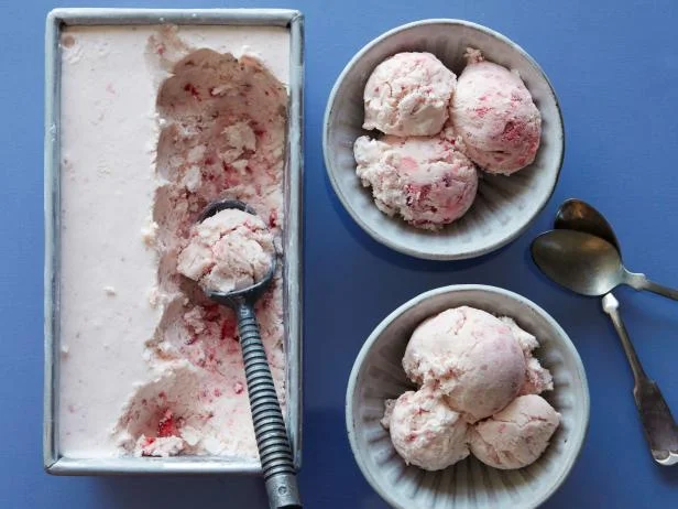 no churn strawberry ice cream.jpeg