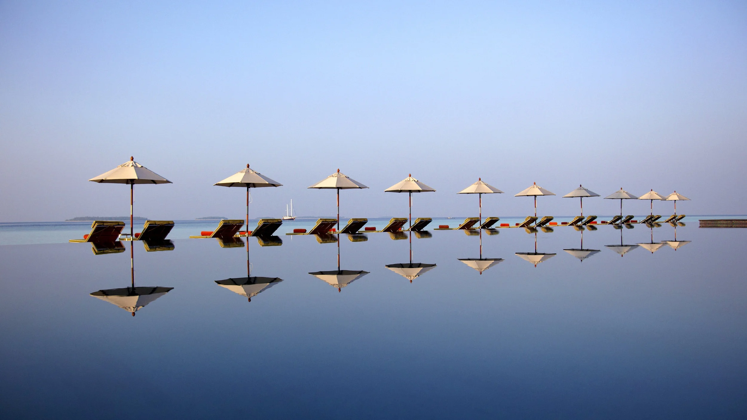 61620268-H1-Anantara_Kihavah_Pool_and_loungers.jpg
