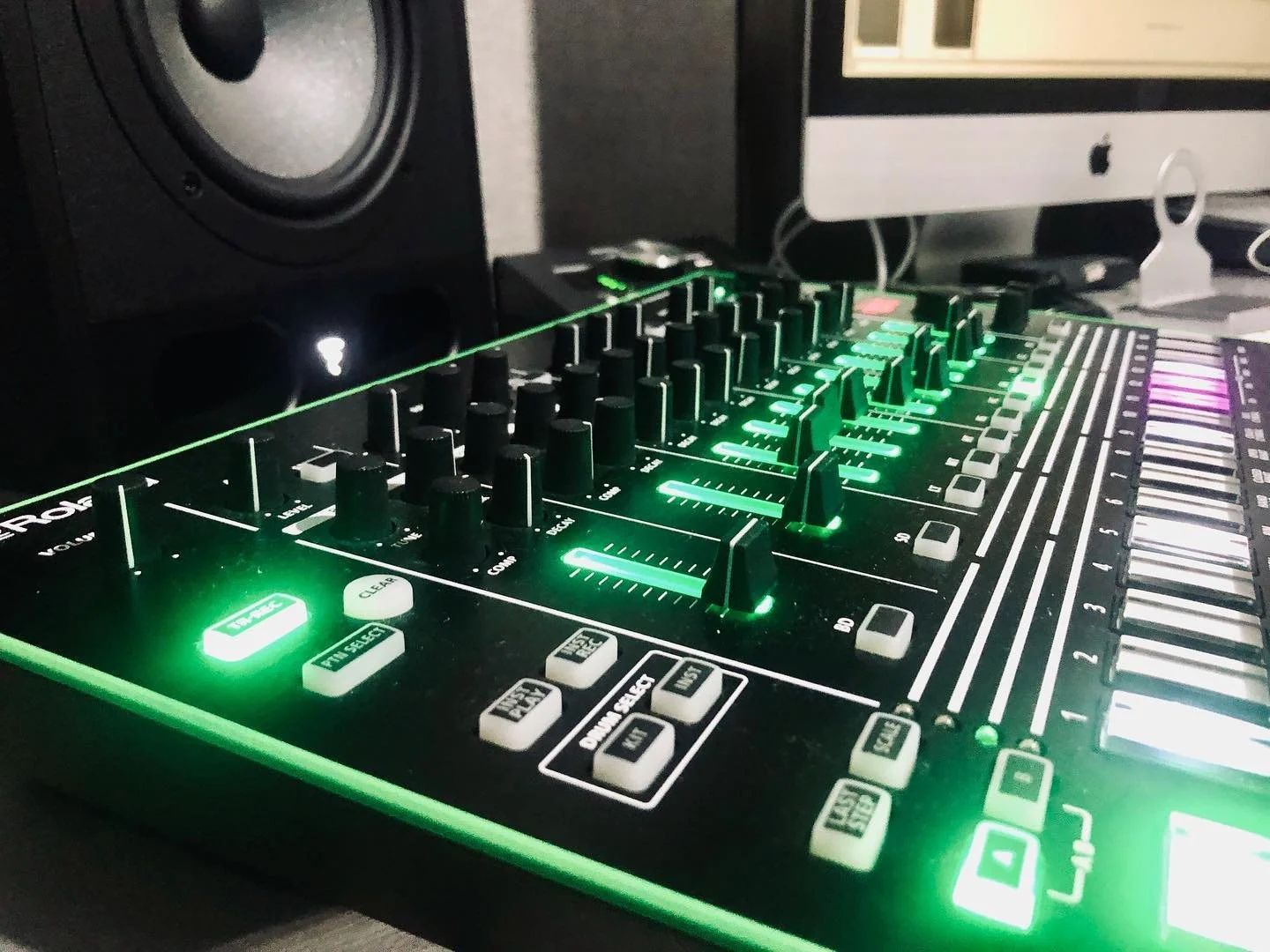 @roland_us  es una empresa con muchos a&ntilde;os en el dise&ntilde;o de instrumentos destinados a crear m&uacute;sica electr&oacute;nica.  En SnP LAB trabajamos con uno de los dise&ntilde;os con mayor tiempo de desarrollo en Roland, Hablamos de &ldq