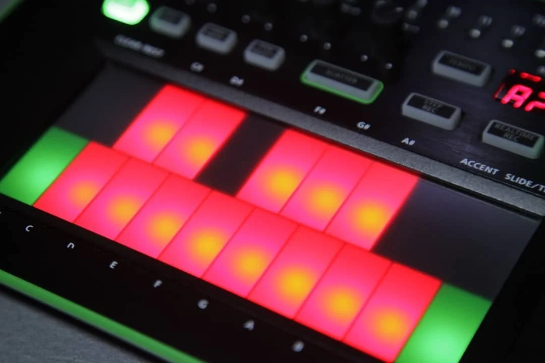 El timbre es la caracter&iacute;stica distintiva entre dos sonidos del mismo tono y amplitud. La Tb3 de @roland_us se distingue  de los otros  instrumentos electr&oacute;nicos porque fue con su particular timbre que el conocido estilo Acid music cobr