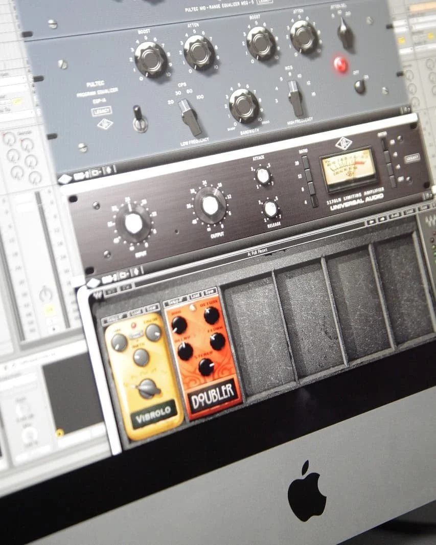 Los plug-ins de sonido son software  ejecutados dentro de un programa de produccion musical como @ableton. Los mejores cuentan con interfaz que incluyen par&aacute;metros an&aacute;logos y hardware para portenciar sus distintos parametros como los de