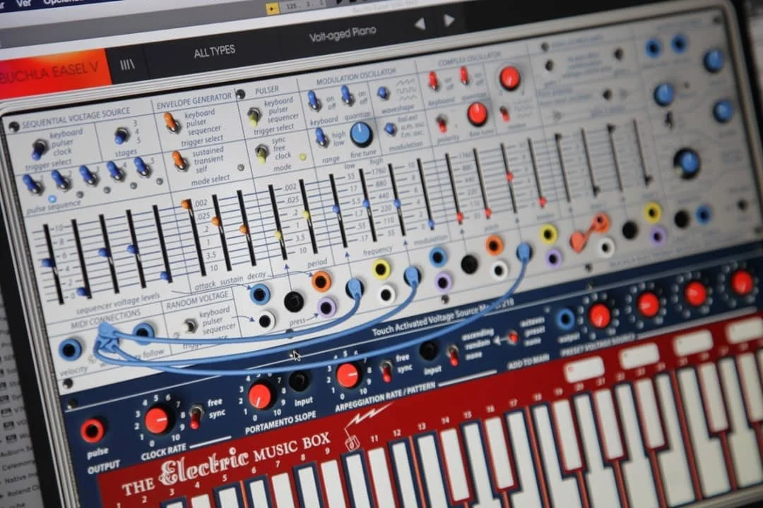 Sintetizar el timbre con una herramienta digital es tendencia de hoy en la producci&oacute;n de m&uacute;sica electr&oacute;nica. 
Usa @arturia_official con nosotros.